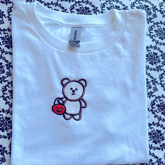 Gildan tshirt Embroidered Halloween Bear - Picture 1 of 2